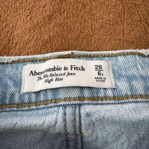 Abercrombie & Fitch 90s Relaxed Light Denim Jeans